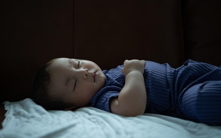 tidur nyenyak anak, mematikan lampu saat tidur, hormon melatonin anak, kualitas tidur anak, tips parenting malam hari, screen time sebelum tidur, anak tidur gelap